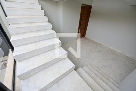 Escada de casa para alugar com 3 quartos, 280m² em Setor Faicalville, Goiânia