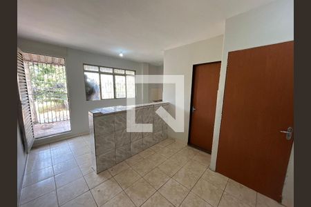 Sala e cozinha  de apartamento para alugar com 1 quarto, 60m² em Eqnn 5/7, Brasília
