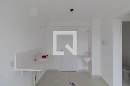 Sala/Cozinha/Área de Serviço  de apartamento para alugar com 2 quartos, 35m² em Vila Carmosina, São Paulo