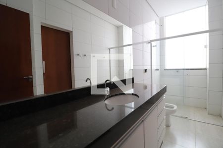 Banheiro da Suíte 1 de apartamento para alugar com 3 quartos, 160m² em Saraiva, Uberlândia