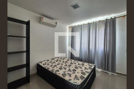 Quarto de casa de condomínio para alugar com 3 quartos, 190m² em Vargem Pequena, Rio de Janeiro