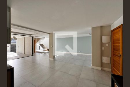 Sala de casa de condomínio para alugar com 3 quartos, 300m² em Jacarepaguá, Rio de Janeiro
