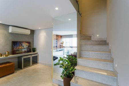 Escada de apartamento para alugar com 2 quartos, 100m² em Itaim Bibi, São Paulo