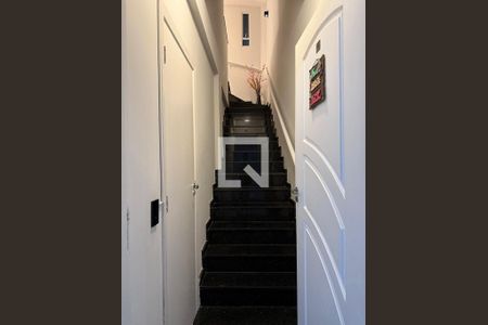 Escada de casa de condomínio para alugar com 2 quartos, 115m² em Estuário, Santos