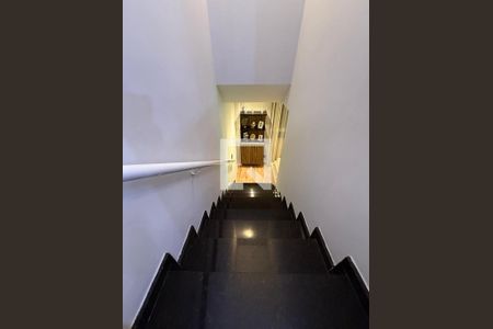 Escada de casa de condomínio para alugar com 2 quartos, 115m² em Estuário, Santos