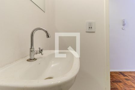 Banheiro de kitnet/studio para alugar com 1 quarto, 33m² em República, São Paulo