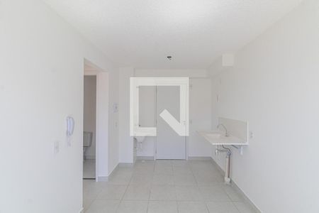 Sala/Cozinha/Área de Serviço  de apartamento para alugar com 2 quartos, 32m² em Vila Carmosina, São Paulo
