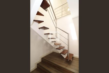 Escada de casa para alugar com 4 quartos, 170m² em Sumaré, São Paulo
