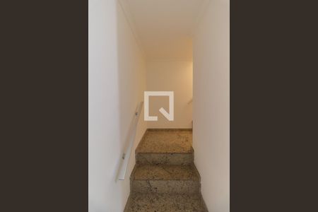 Escada de casa para alugar com 2 quartos, 125m² em Jardim Santa Maria, São Paulo