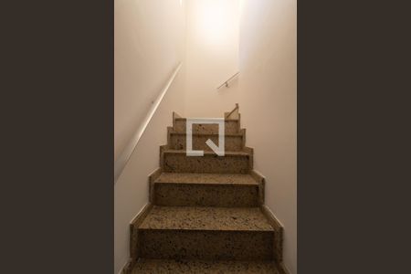 Escada de casa para alugar com 2 quartos, 125m² em Jardim Santa Maria, São Paulo