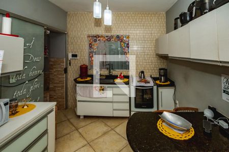 Casa à venda com 8 quartos, 420m² em Santa Mônica, Belo Horizonte