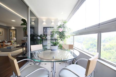 Sala de apartamento à venda com 3 quartos, 217m² em Paraíso do Morumbi, São Paulo
