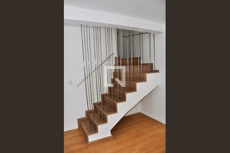 Escada de casa para alugar com 3 quartos, 133m² em Vila Cruz das Almas, São Paulo