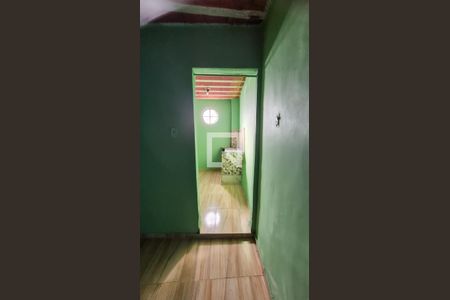 Sala Quarto entrada para cozinha e banheiro  de kitnet/studio para alugar com 1 quarto, 38m² em Irajá, Rio de Janeiro