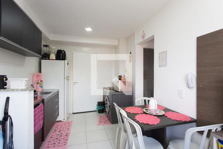 Sala / Cozinha  de apartamento para alugar com 2 quartos, 33m² em Vila Carmosina, São Paulo