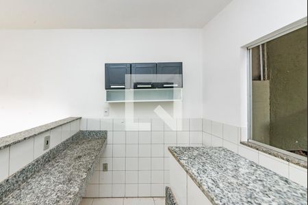 Cozinha de apartamento para alugar com 1 quarto, 24m² em Caiçaras, Belo Horizonte
