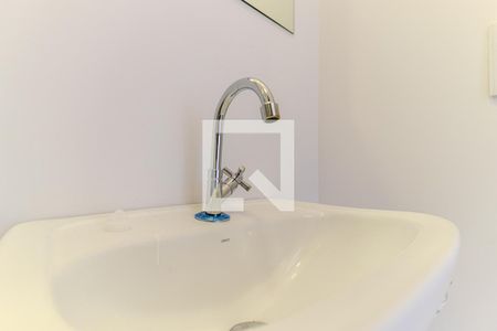 Banheiro de apartamento para alugar com 1 quarto, 27m² em República, São Paulo