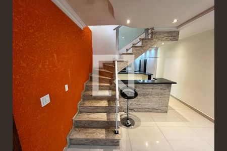 Escada de casa para alugar com 3 quartos, 150m² em Parque Nações Unidas, São Paulo