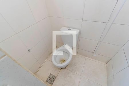 Banheiro de kitnet/studio para alugar com 1 quarto, 22m² em Brás de Pina, Rio de Janeiro