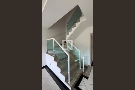 Escada de casa para alugar com 3 quartos, 133m² em Vila Pires, Santo André