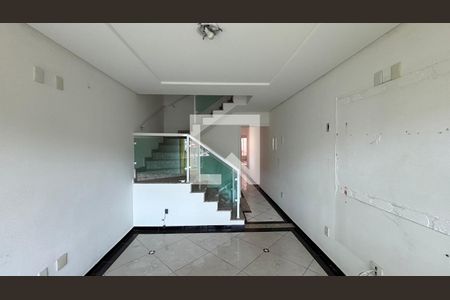 Sala de casa para alugar com 3 quartos, 133m² em Vila Pires, Santo André