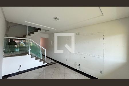 Sala de casa para alugar com 3 quartos, 133m² em Vila Pires, Santo André