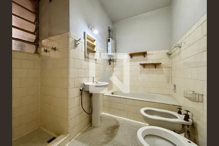 Banheiro social de apartamento à venda com 2 quartos, 75m² em Copacabana, Rio de Janeiro
