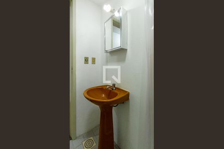 Banheiro Social de kitnet/studio para alugar com 1 quarto, 27m² em Cidade Baixa, Porto Alegre