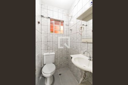 Banheiro de casa para alugar com 1 quarto, 23m² em Conjunto Residencial José Bonifácio, São Paulo