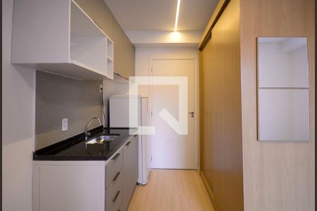 Quarto/Cozinha  de apartamento para alugar com 1 quarto, 18m² em Vila Santo Estefano, São Paulo
