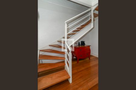 Escada de apartamento para alugar com 1 quarto, 104m² em Moinhos de Vento, Porto Alegre