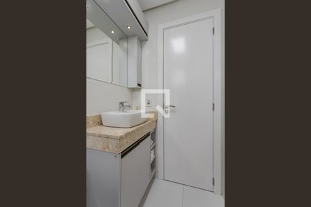 Banheiro de apartamento para alugar com 1 quarto, 56m² em Passo D’areia, Porto Alegre