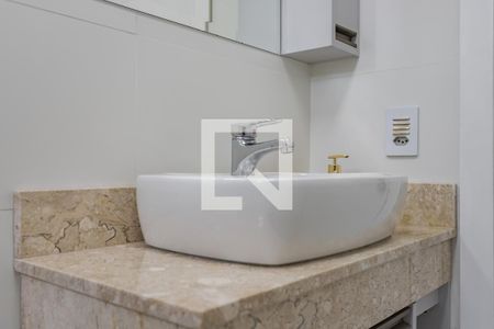 Banheiro de apartamento para alugar com 1 quarto, 56m² em Passo D’areia, Porto Alegre