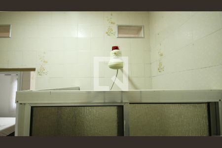 Banheiro de kitnet/studio para alugar com 1 quarto, 33m² em Jardim Melvi, Praia Grande