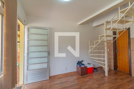 Sala de casa de condomínio à venda com 2 quartos, 80m² em Rio Branco, Canoas