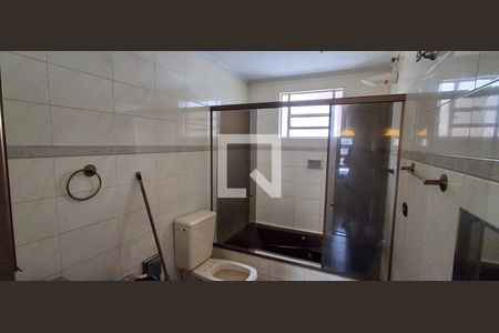 Banheiro Suíte 1 de casa à venda com 3 quartos, 212m² em Conjunto Residencial Natalia, São Bernardo do Campo