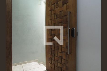 Entrada de casa para alugar com 3 quartos, 137m² em Três Montanhas, Osasco