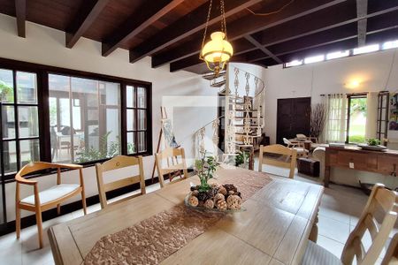 Sala de casa de condomínio à venda com 4 quartos, 990m² em Itaipu, Niterói