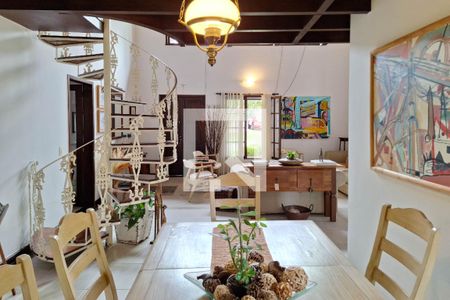 Sala de casa de condomínio à venda com 4 quartos, 990m² em Itaipu, Niterói