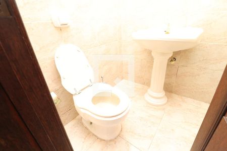 Lavabo de casa para alugar com 5 quartos, 520m² em Jardim Guanabara, Rio de Janeiro