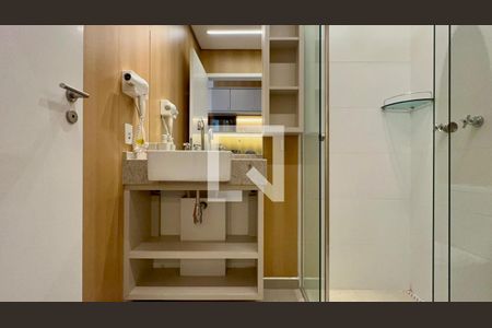 Banheiro de kitnet/studio para alugar com 1 quarto, 28m² em Pinheiros, São Paulo