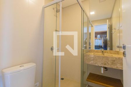 Banheiro Social de kitnet/studio para alugar com 1 quarto, 25m² em Água Verde, Curitiba