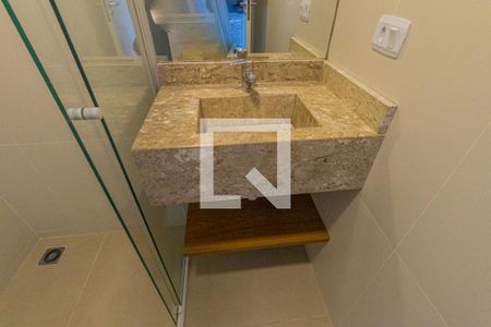 Banheiro Social de kitnet/studio para alugar com 1 quarto, 25m² em Água Verde, Curitiba