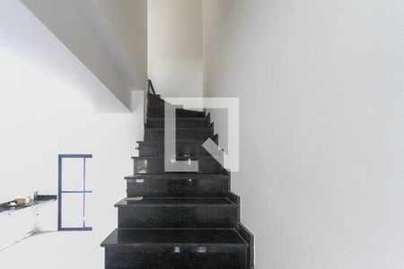 escada de casa para alugar com 3 quartos, 130m² em Vila Carrão, São Paulo