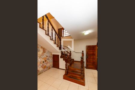 Escada de casa para alugar com 6 quartos, 380m² em Grajaú, Belo Horizonte