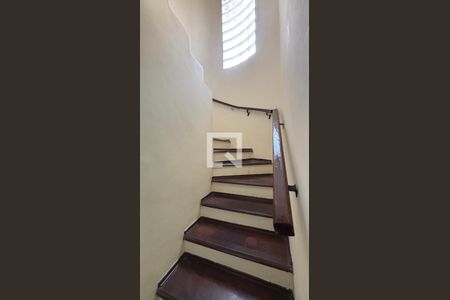 Escada de casa para alugar com 3 quartos, 135m² em Santa Maria, Santo André