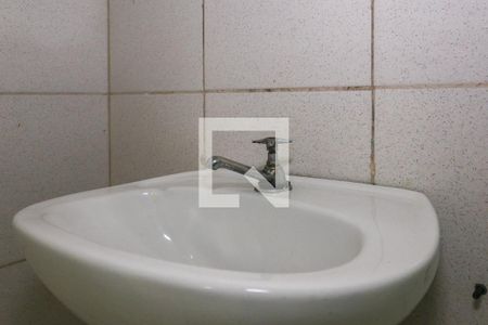 Banheiro da Suíte de casa para alugar com 1 quarto, 25m² em Parque Industrial das Oliveiras, Taboão da Serra