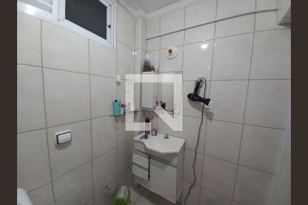 Banheiro de apartamento para alugar com 1 quarto, 30m² em Centro, São Vicente
