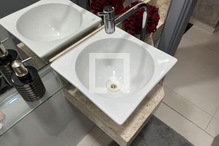 Lavabo de casa de condomínio para alugar com 2 quartos, 98m² em Gonzaga, Santos