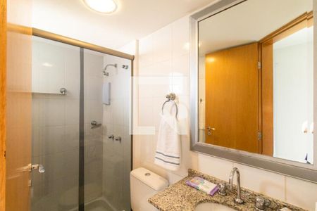 Banheiro Social de kitnet/studio para alugar com 1 quarto, 26m² em Centro, Curitiba